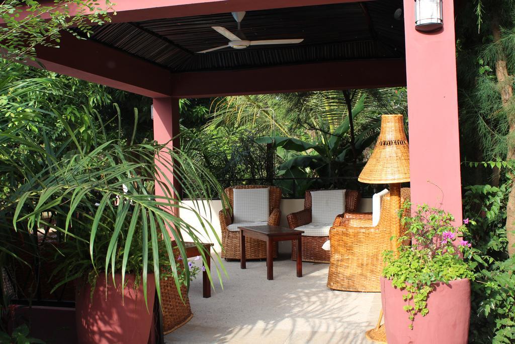 Hotel Hibiscus House Gambia Brufut Esterno foto
