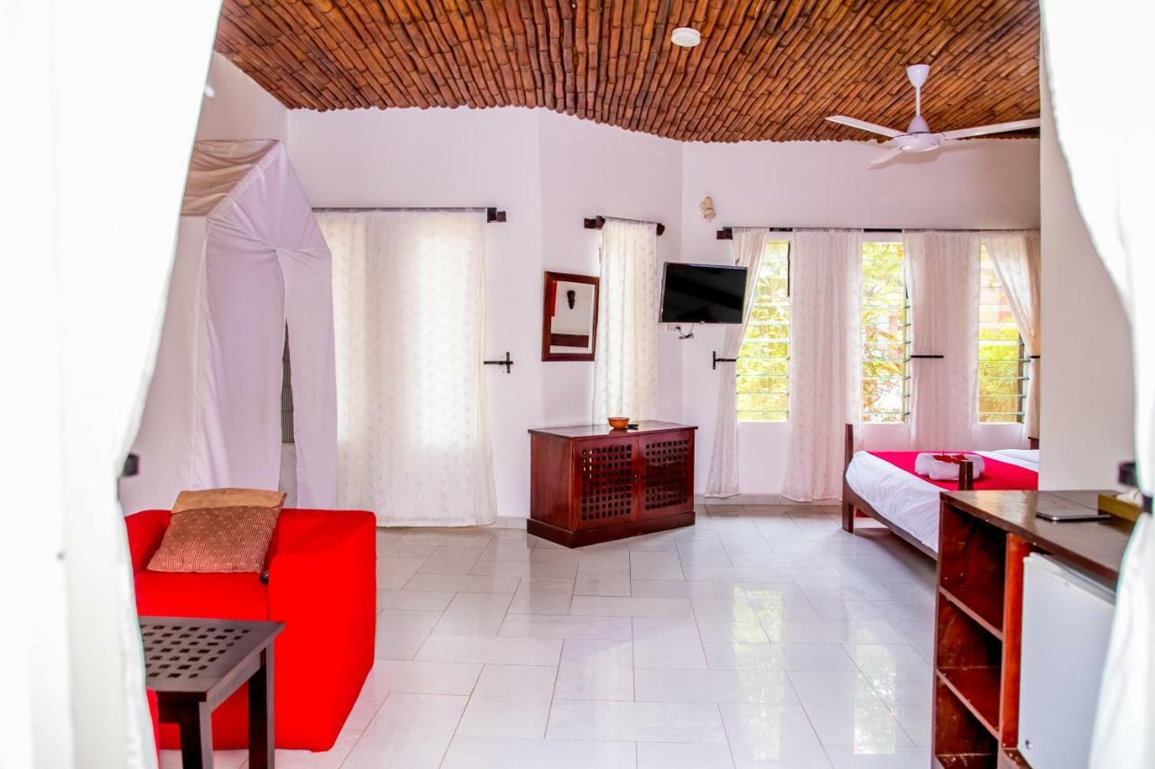 Hotel Hibiscus House Gambia Brufut Esterno foto