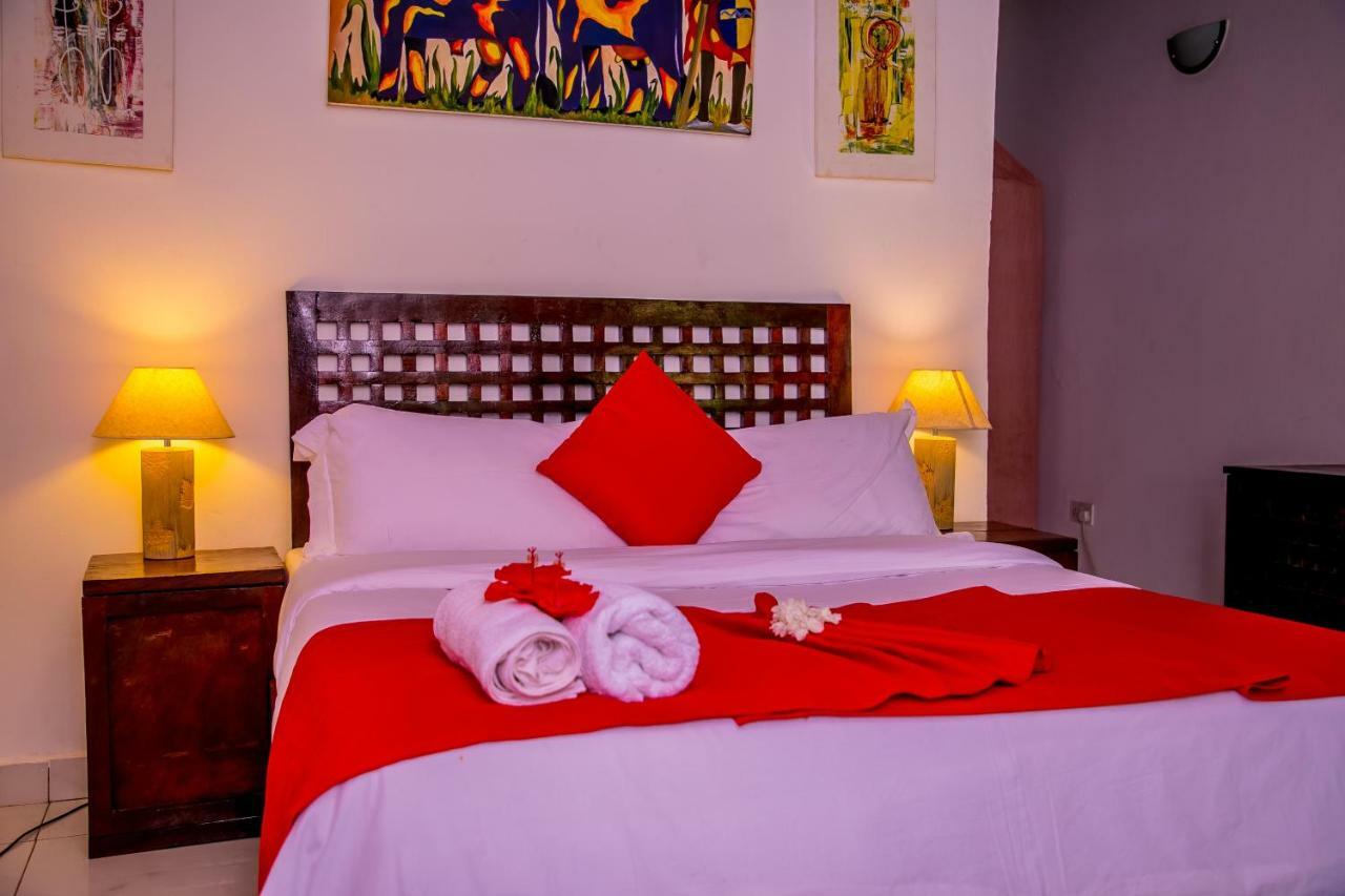 Hotel Hibiscus House Gambia Brufut Esterno foto