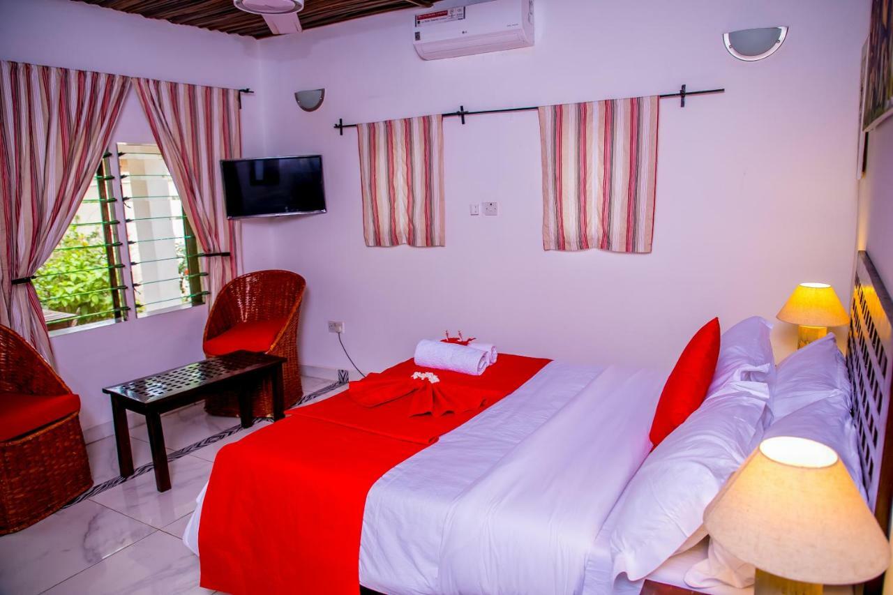 Hotel Hibiscus House Gambia Brufut Esterno foto