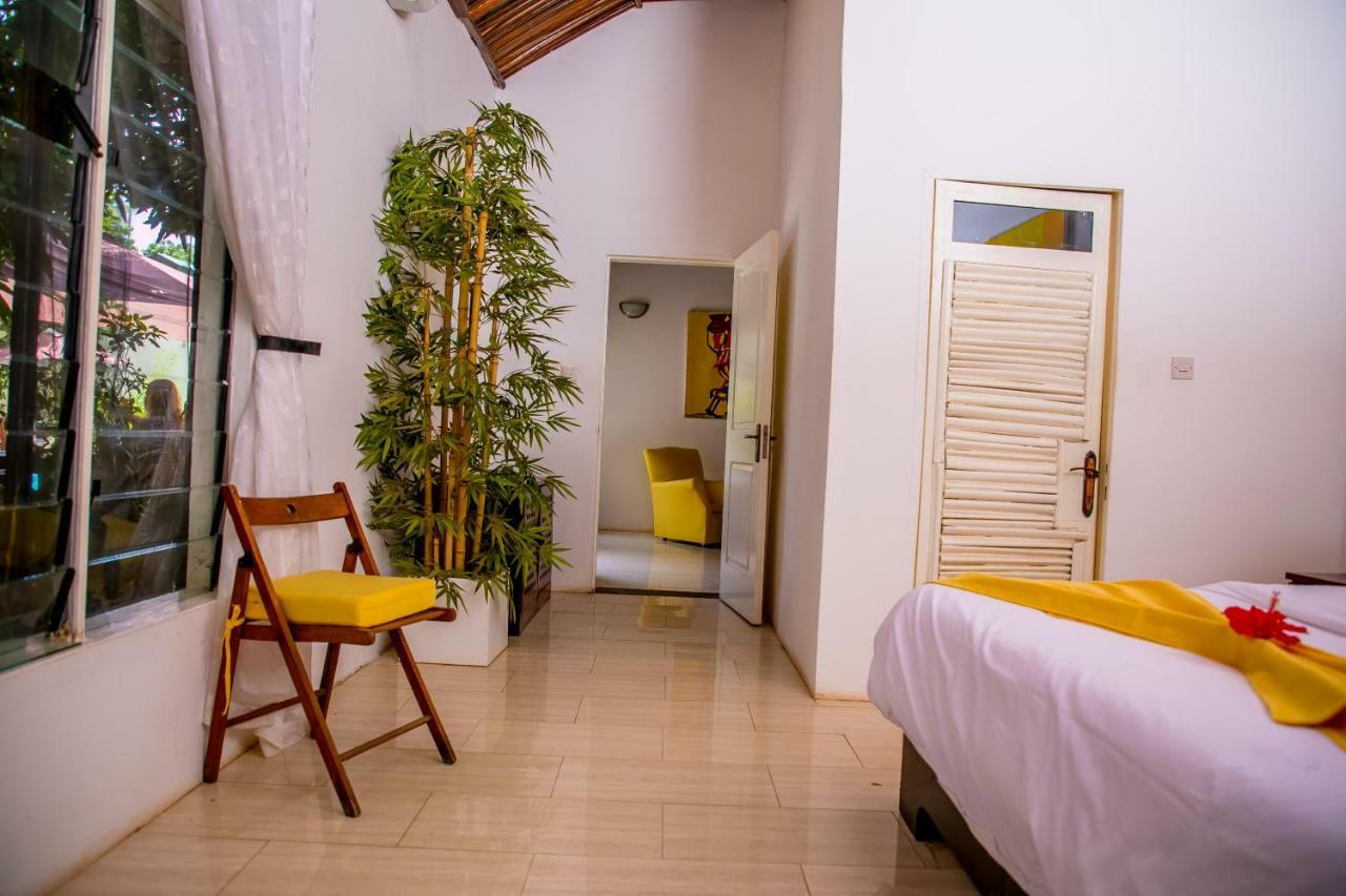 Hotel Hibiscus House Gambia Brufut Esterno foto