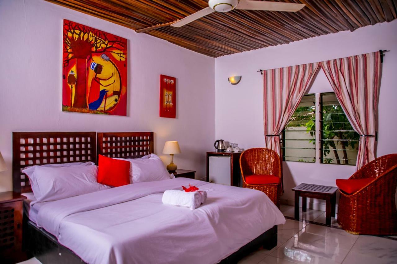 Hotel Hibiscus House Gambia Brufut Esterno foto