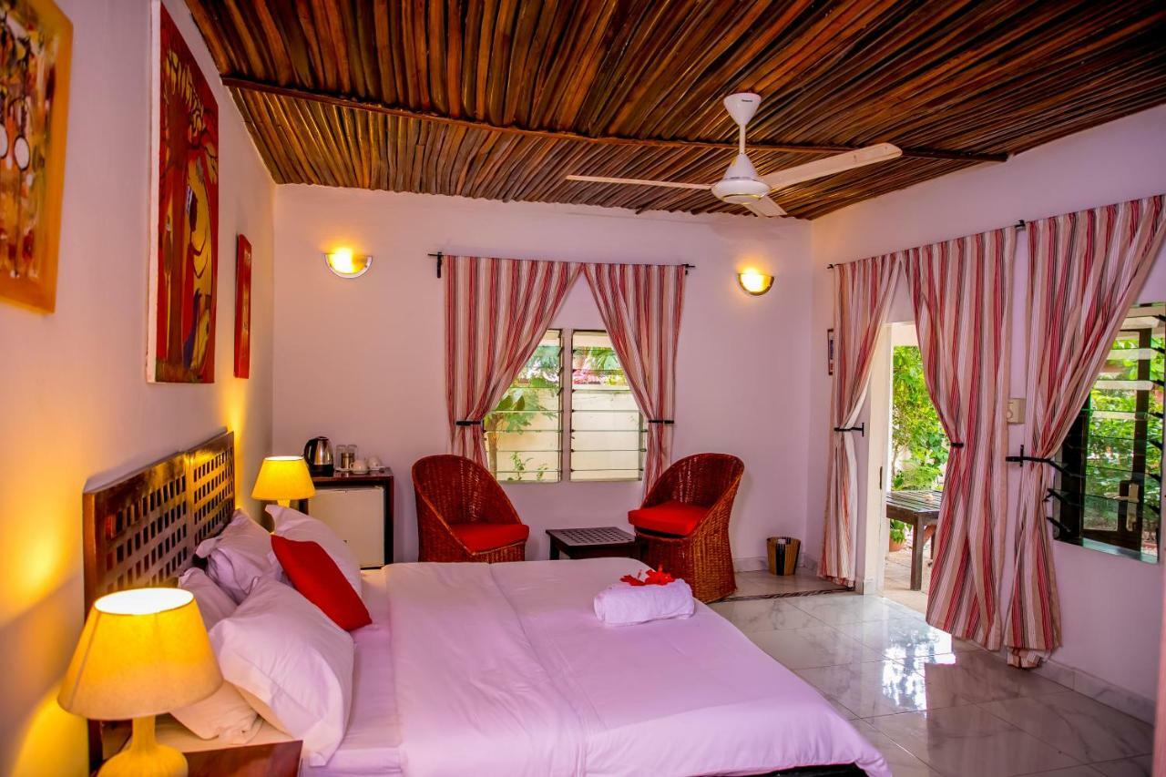 Hotel Hibiscus House Gambia Brufut Esterno foto
