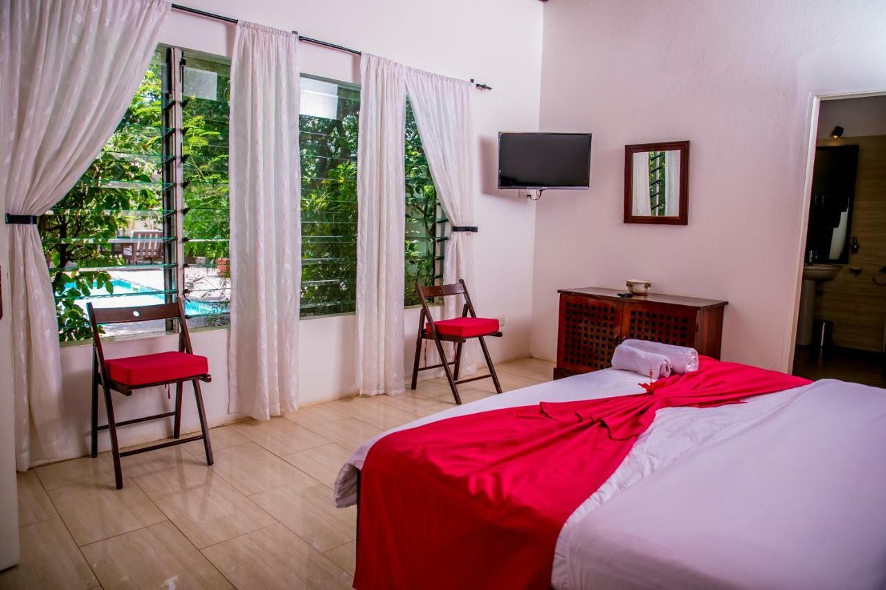 Hotel Hibiscus House Gambia Brufut Esterno foto
